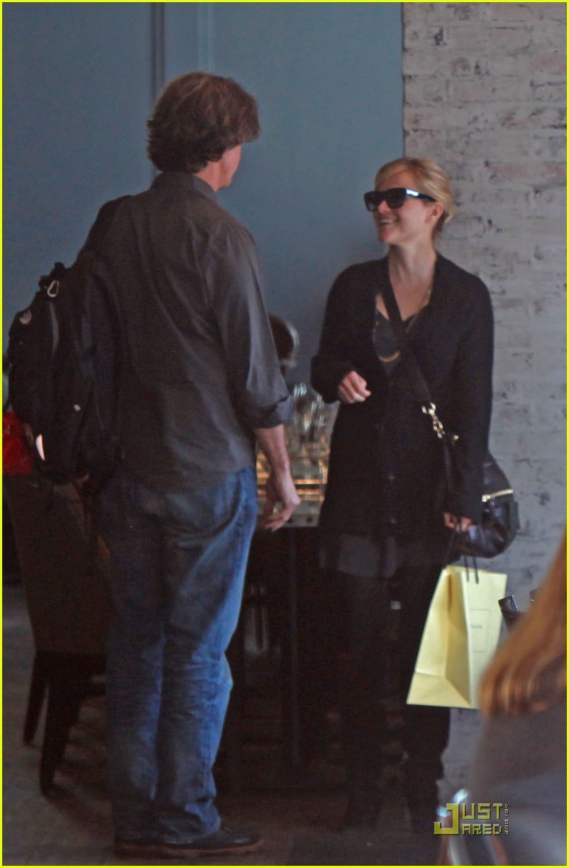 reese witherspoon hugs it out at tavern 06