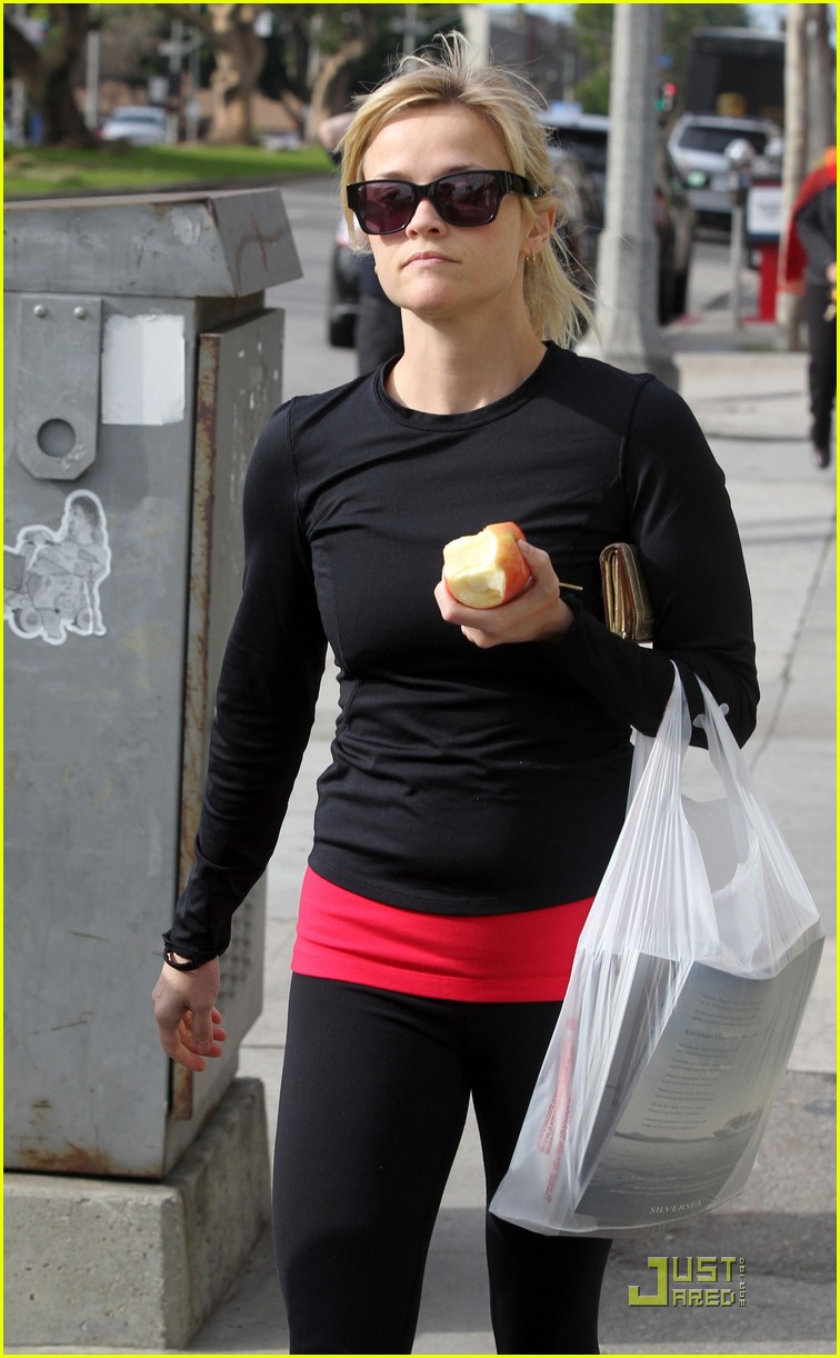 reese witherspoon stocks up on magazines 012510155