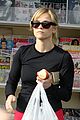 reese witherspoon stocks up on magazines 03