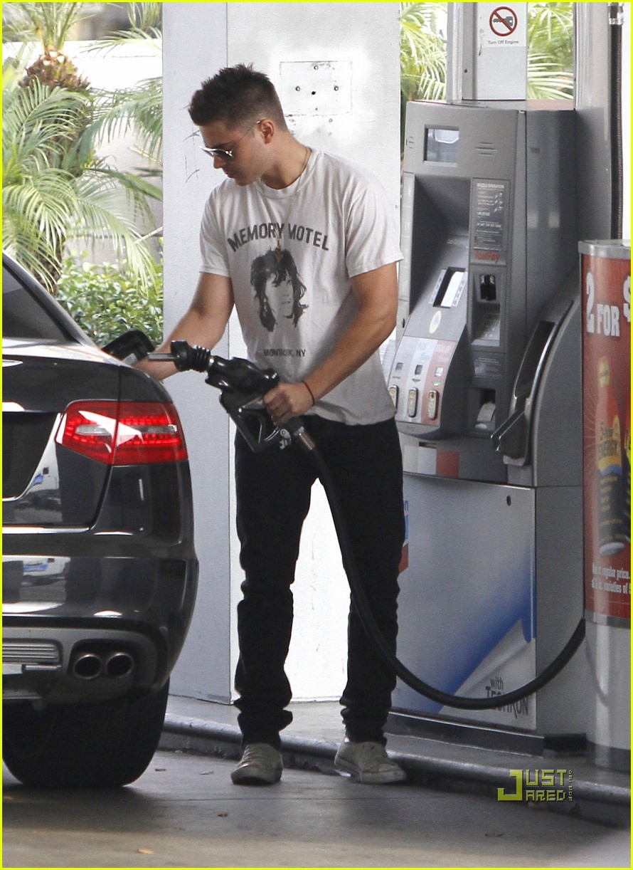 zac efron gas station rock of ages 13