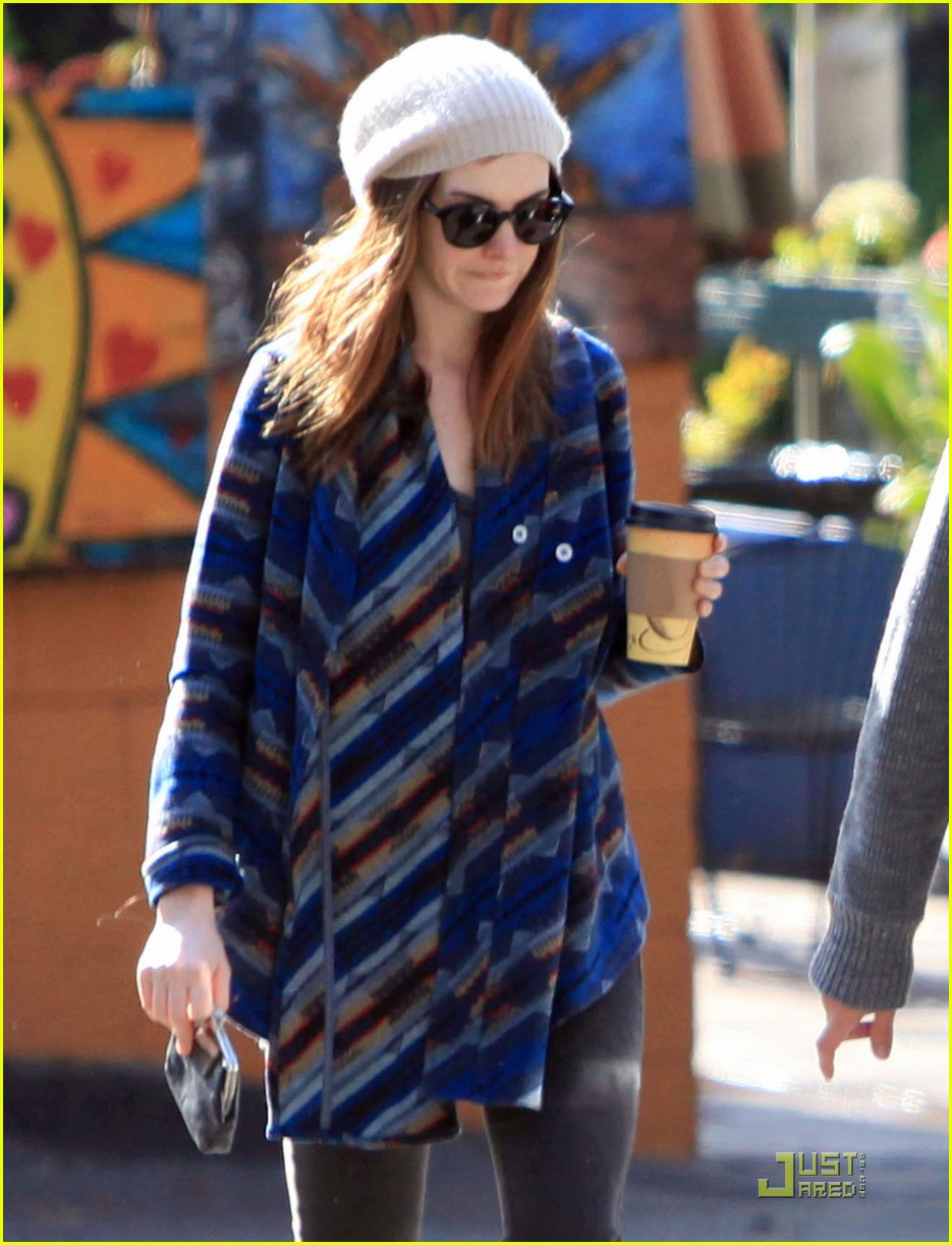 anne hathaway coffee stop 052521236