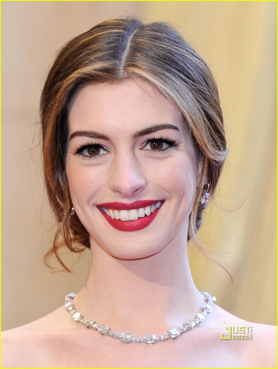anne hathaway oscars red carpet 2011 022523577