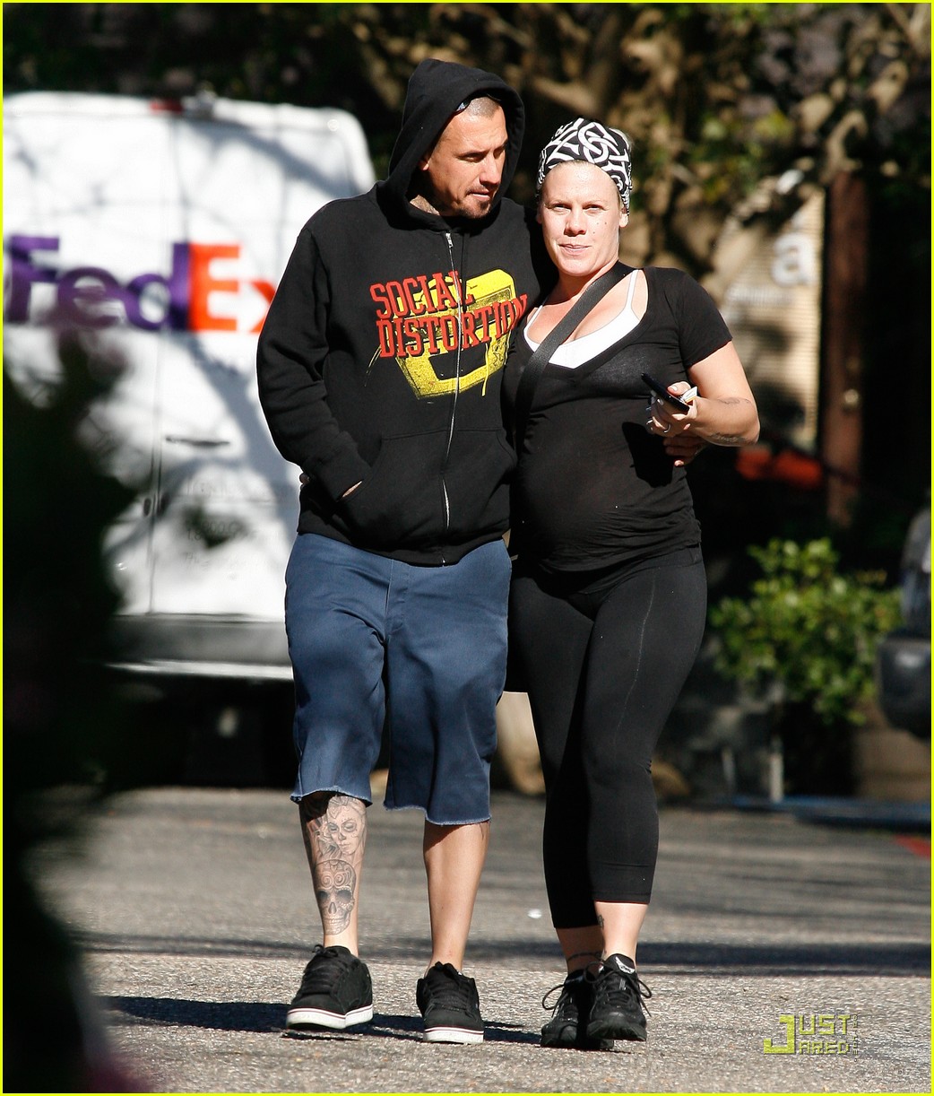 Pink Baby Bump Stroll with Carey Hart Photo 2516590 00 Photos