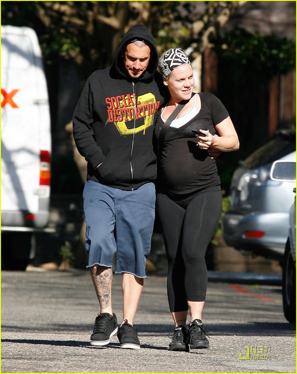 Pink Baby Bump Stroll with Carey Hart Photo 2516595 00 Photos