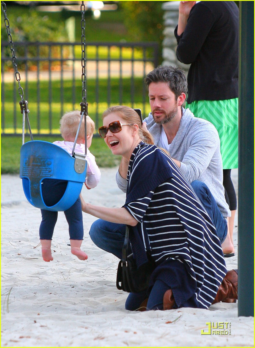 amy adams plays in the park with aviana 02