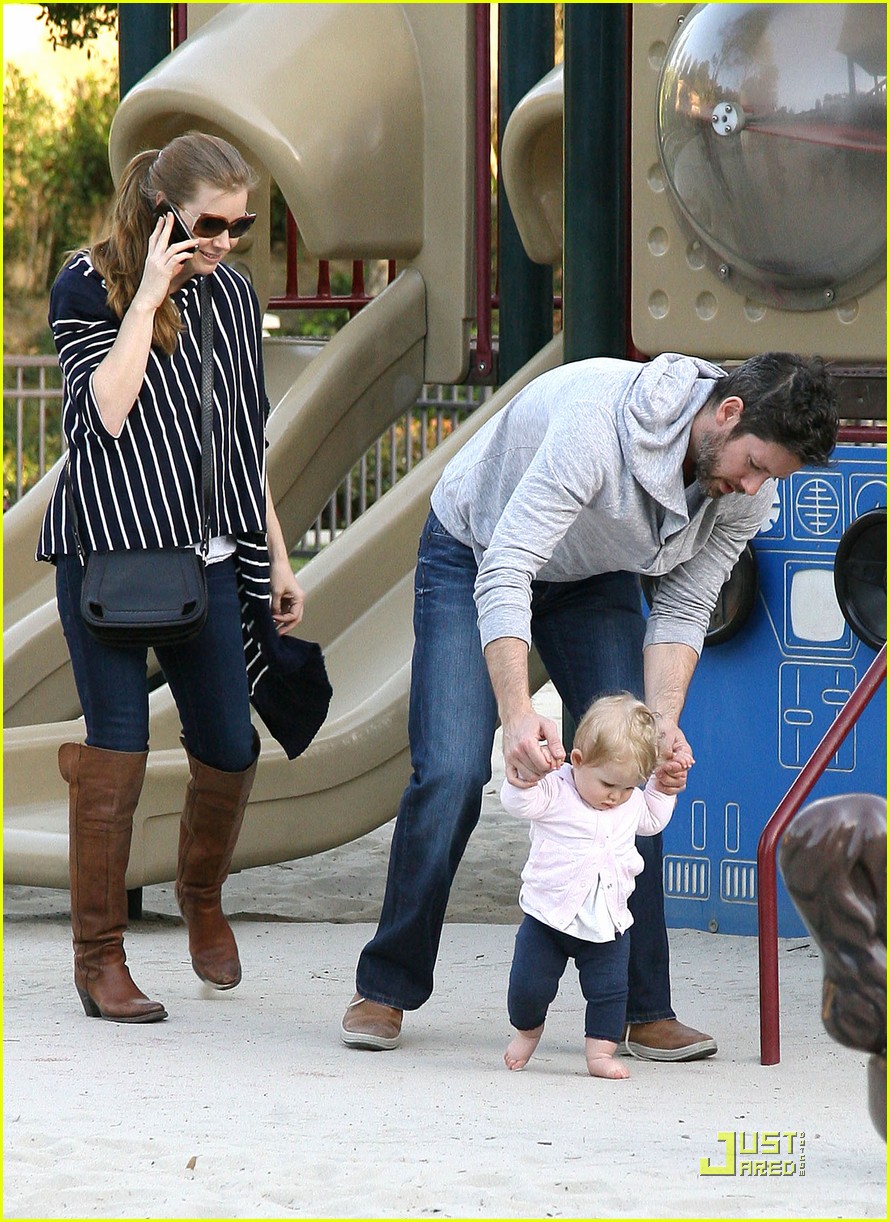 amy adams plays in the park with aviana 04