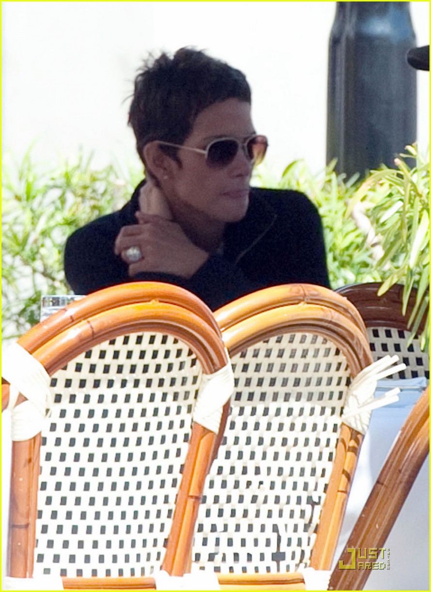 halle berry lunch miami 022527364