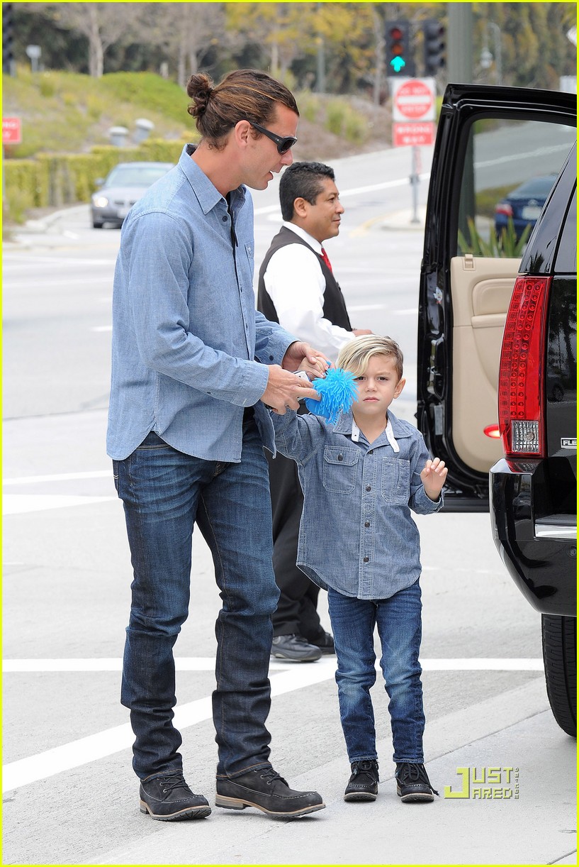 Gwen Stefani Birthday Party & Boa Steakhouse! Photo 2525730