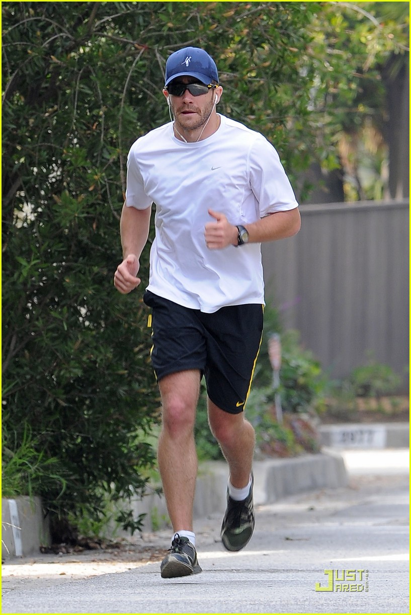 jake gyllenhaal makes a run for it 03