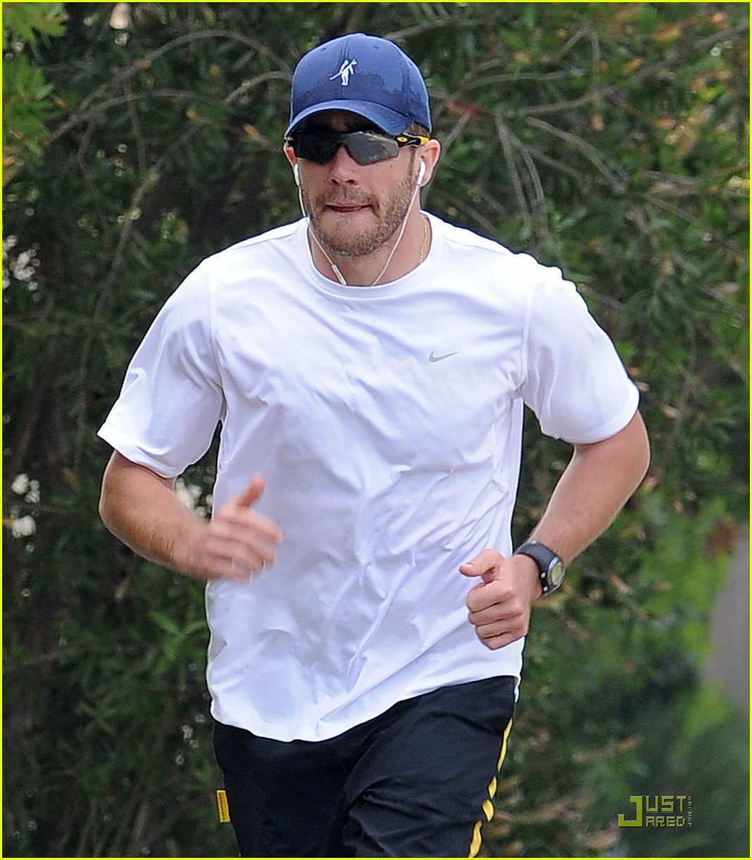jake gyllenhaal makes a run for it 04
