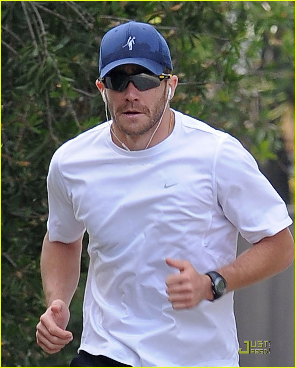 jake gyllenhaal makes a run for it 062525565