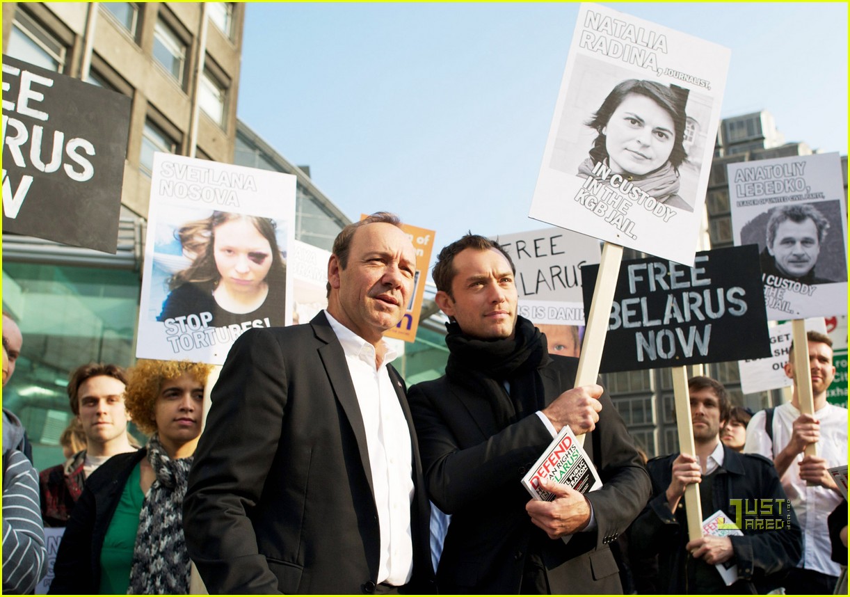 jude law belarus detainment protest 012530985