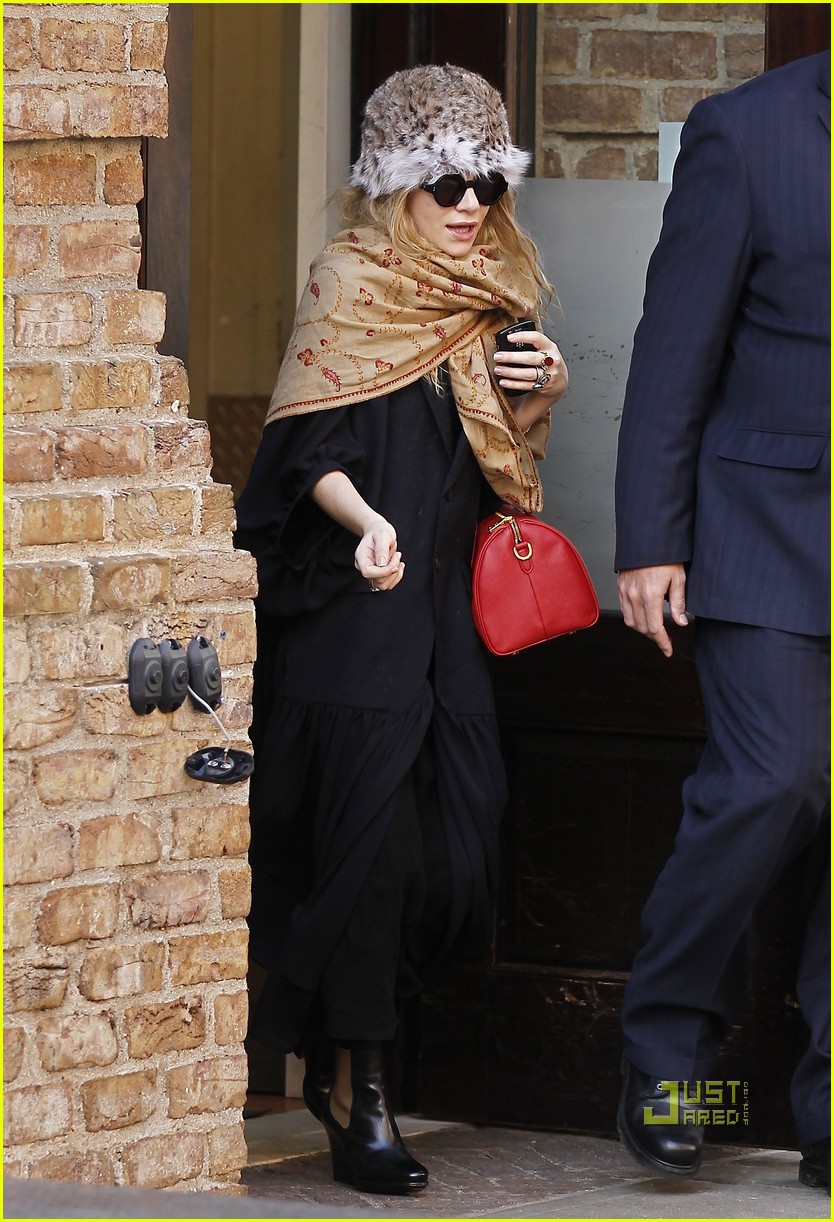 The Many Enviable It Bags of Mary-Kate and Ashley Olsen | Ashley olsen,  Mary kate ashley, Street style bags