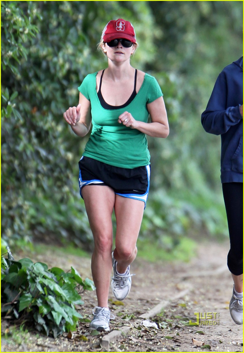 reese witherspoon green shirt jog 03