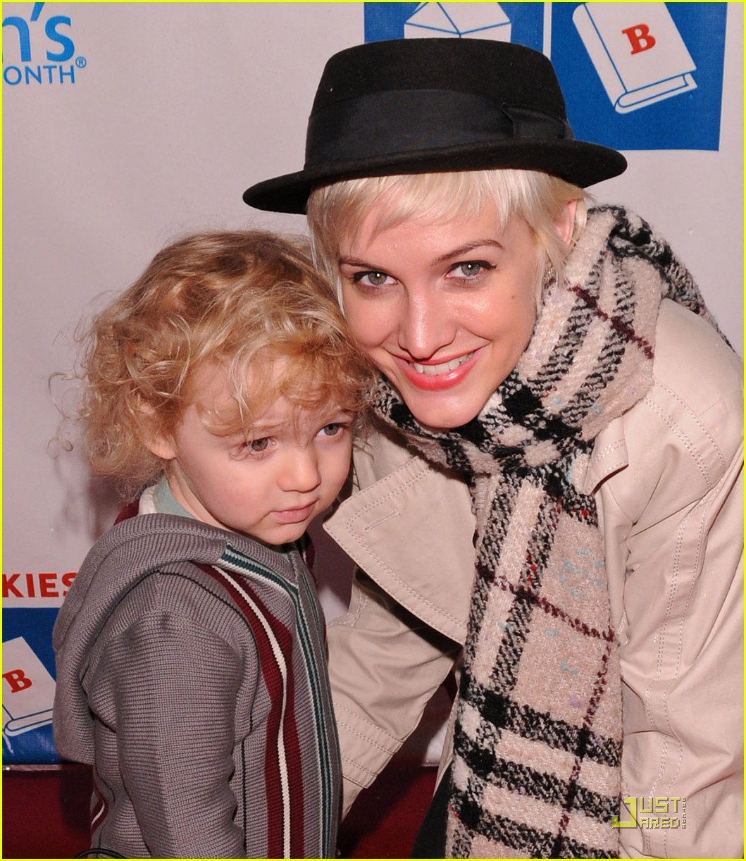 ashlee simpson milk and bookies story time bronx 06
