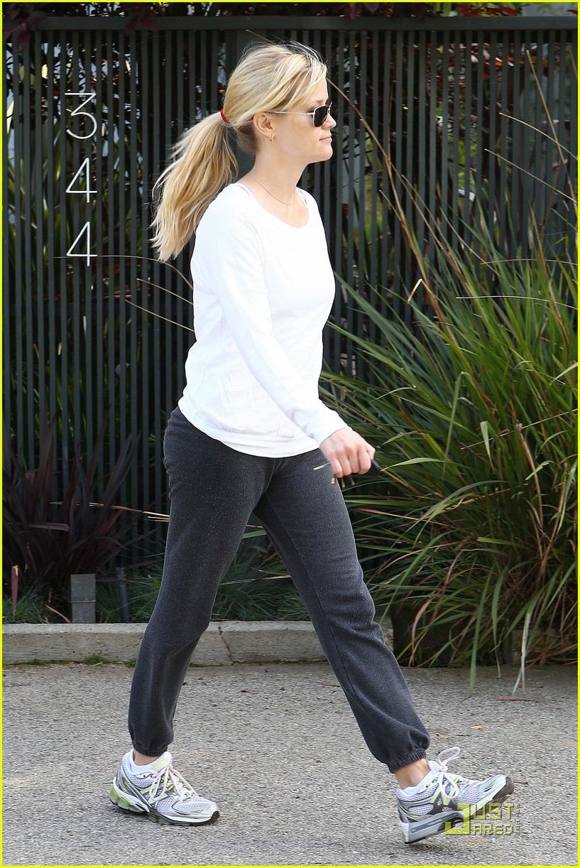 reese witherspoon keeps casual 032528153