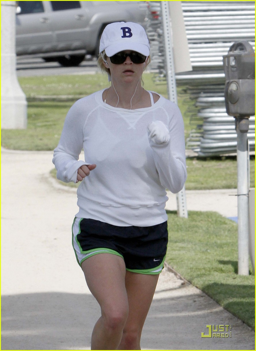 reese witherspoon jogging 052528592