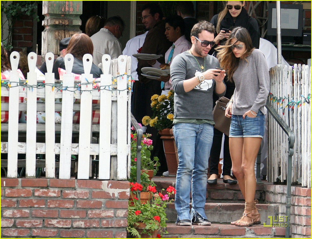 alessandra ambrosio lunch at the ivy 102533737
