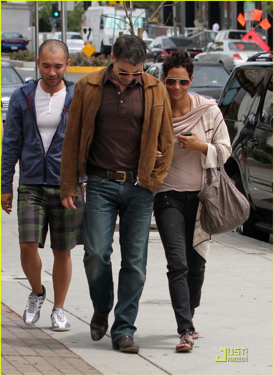 halle berry sunset plaza stroll with oliver martinez 11