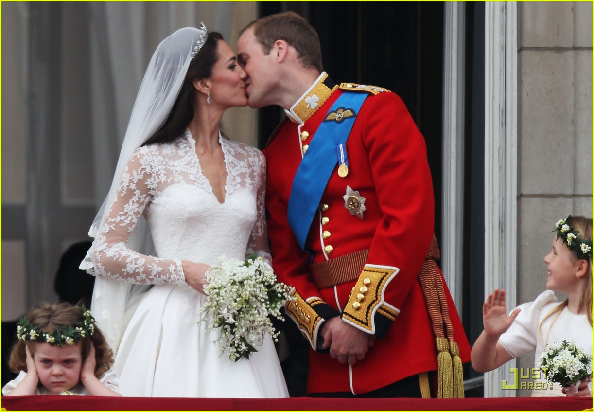 kate middleton prince william royal wedding first kiss 042539221