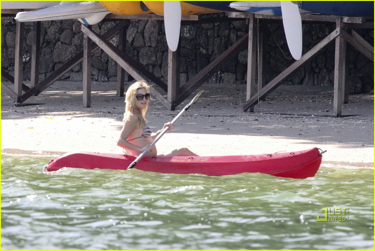 kate hudson pregnant bikini kayak 082535204
