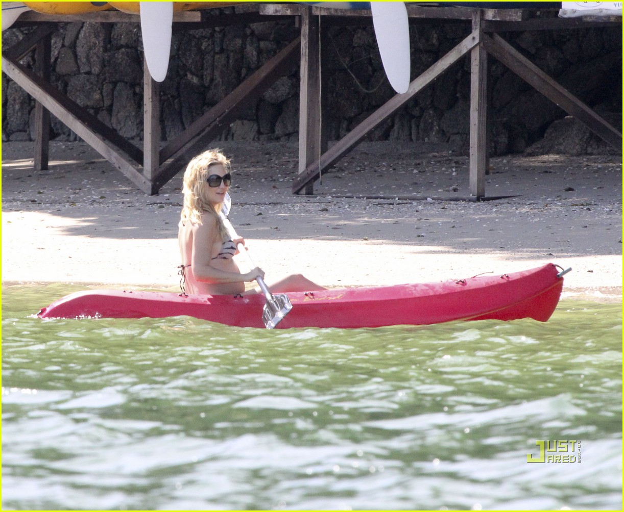 kate hudson pregnant bikini kayak 112535207