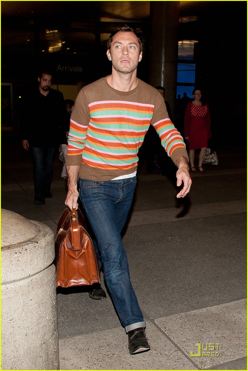 jude law lax arrival with sadie kids 012532477
