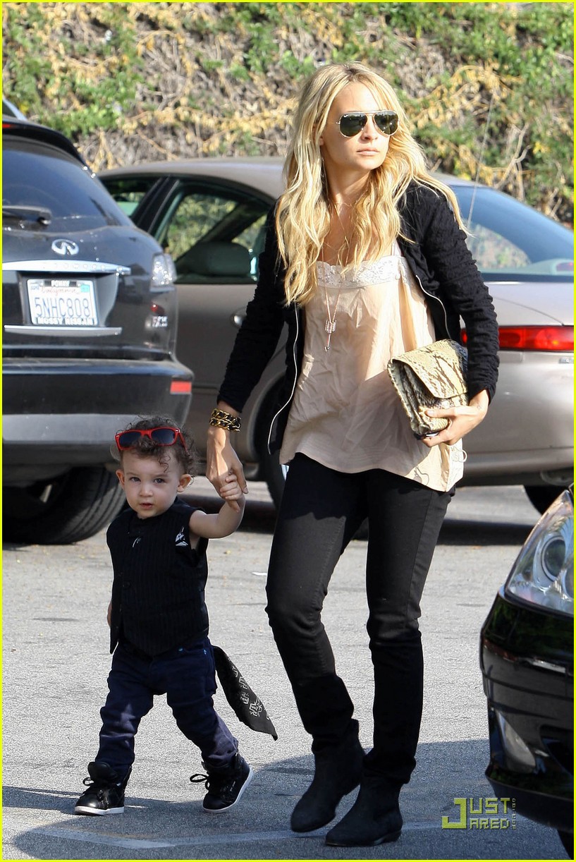 Nicole Richie On the Road with Harlow & Sparrow! Photo 2536704