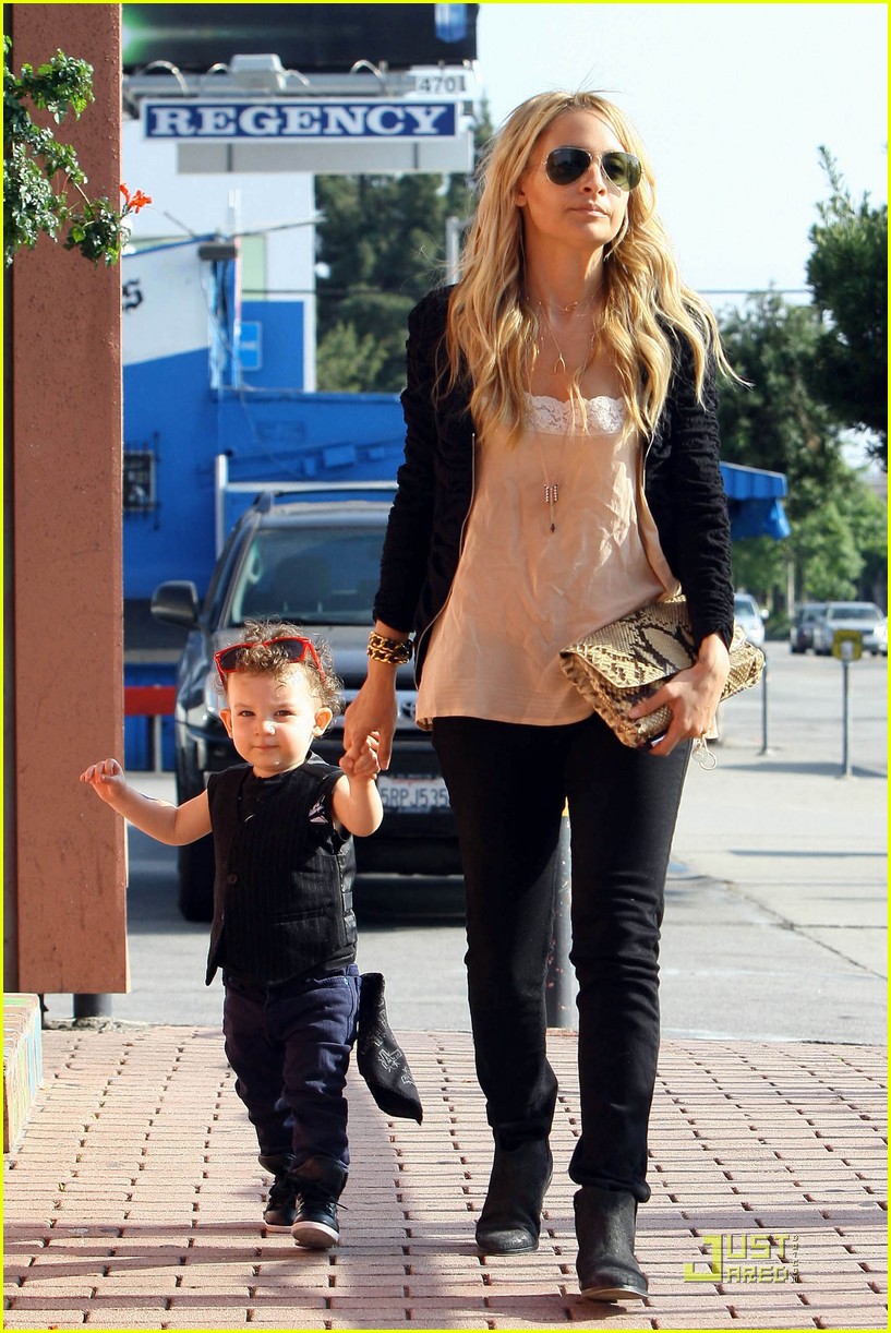 Nicole Richie On the Road with Harlow & Sparrow! Photo 2536706