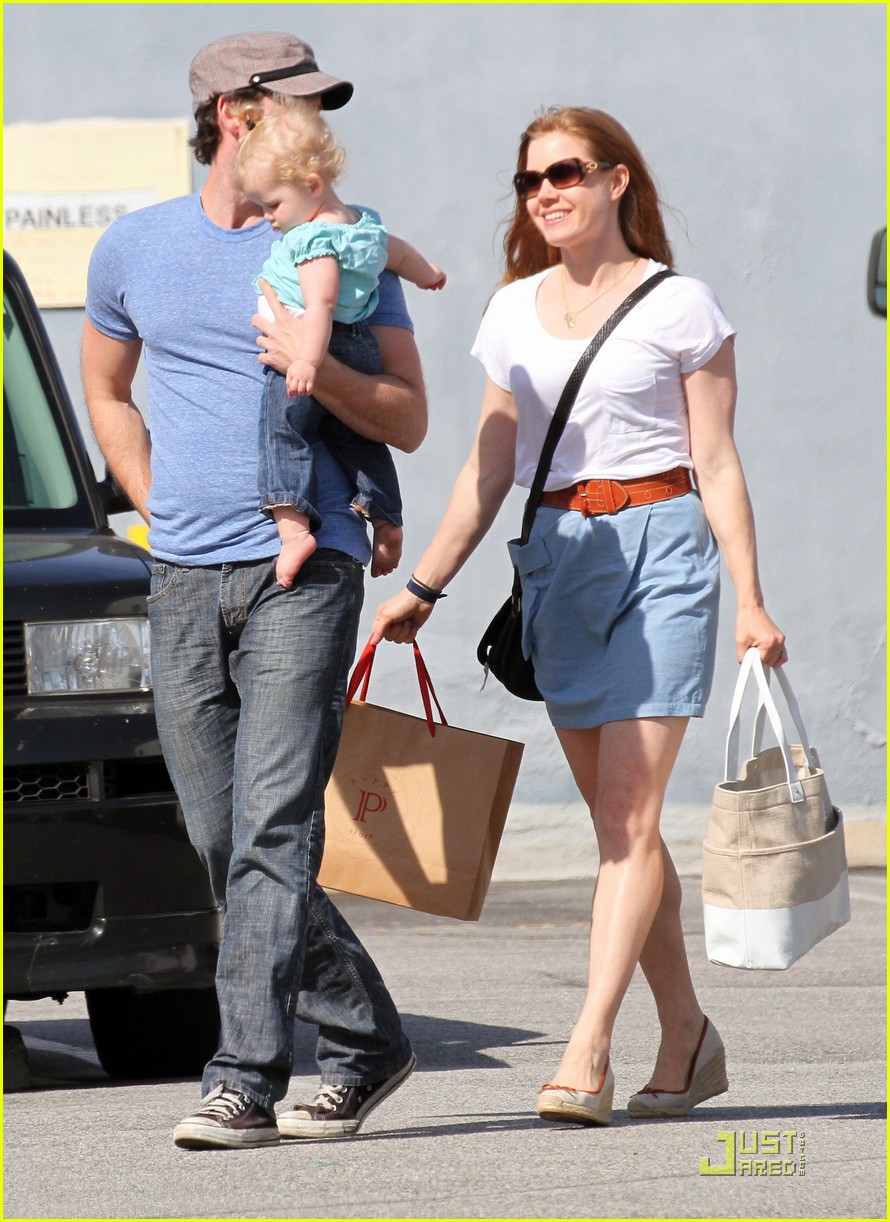amy adams saturday shopping with darren and aviana 14