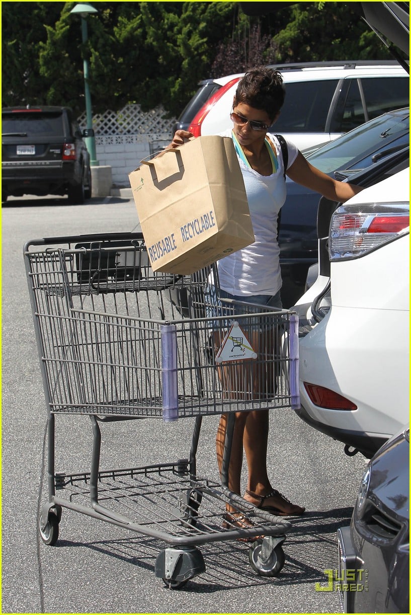 halle berry food shopping 09