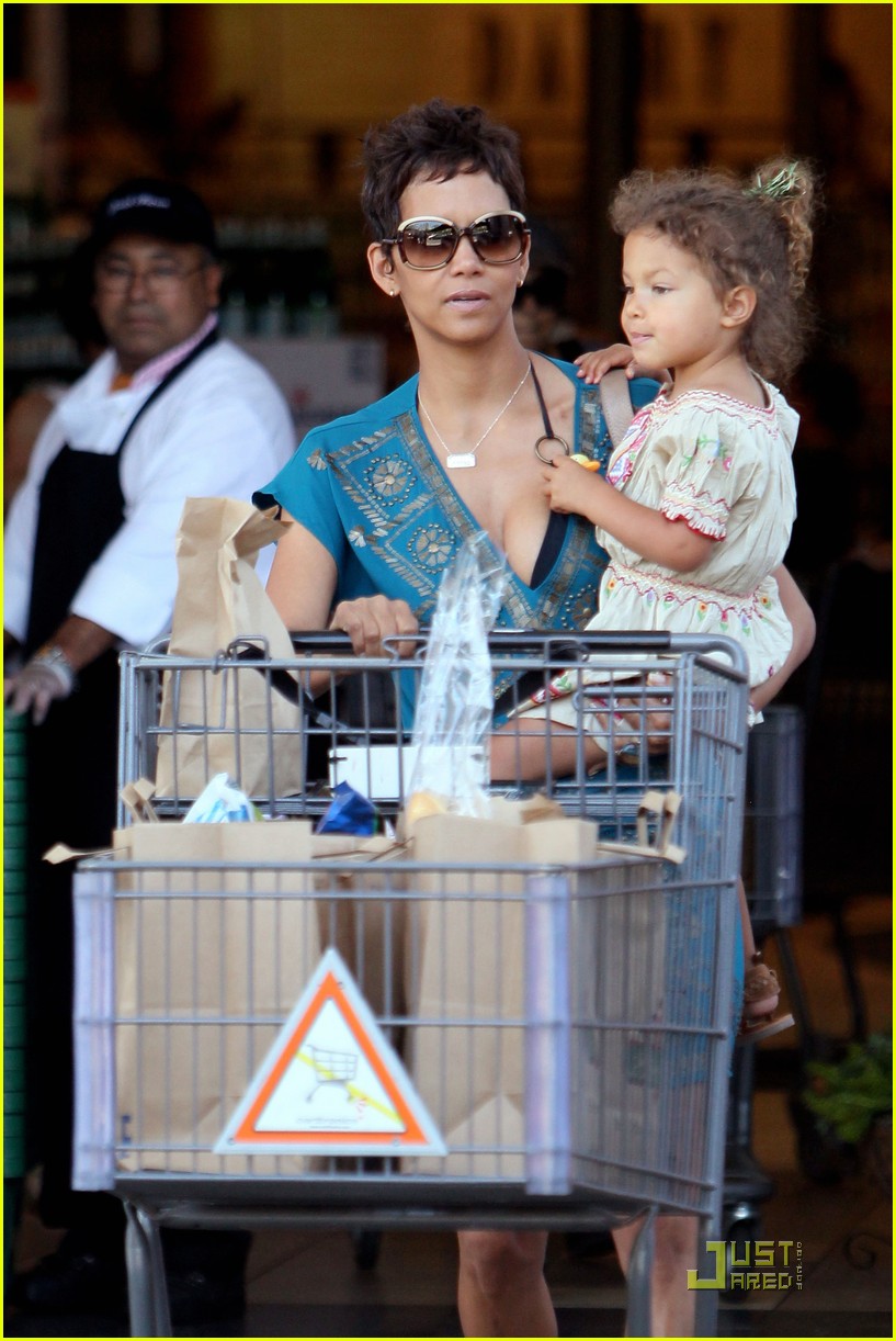 halle berry nahla grocery 01