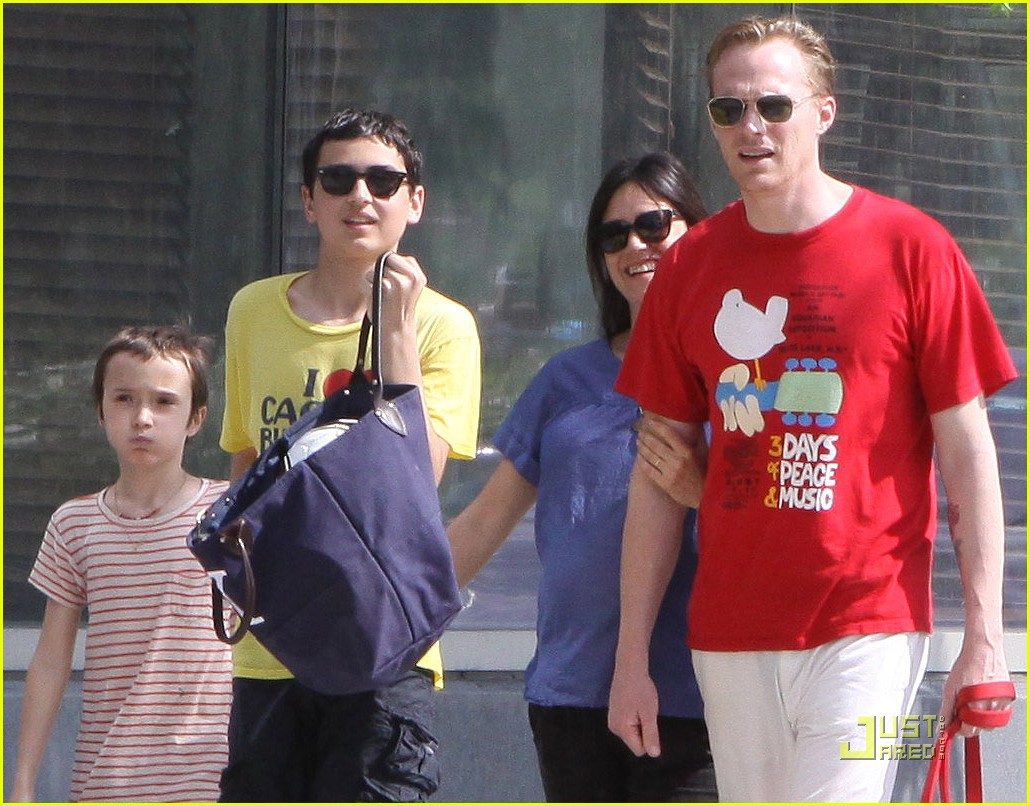 jennifer connelly sunday stroll with paul bettany 052548253