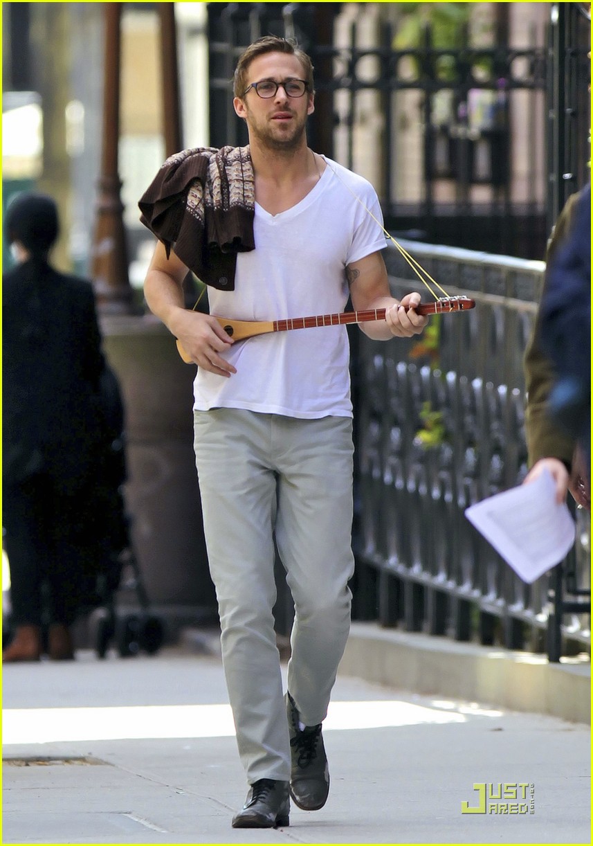 ryan gosling three string guitar in new york city 012541423
