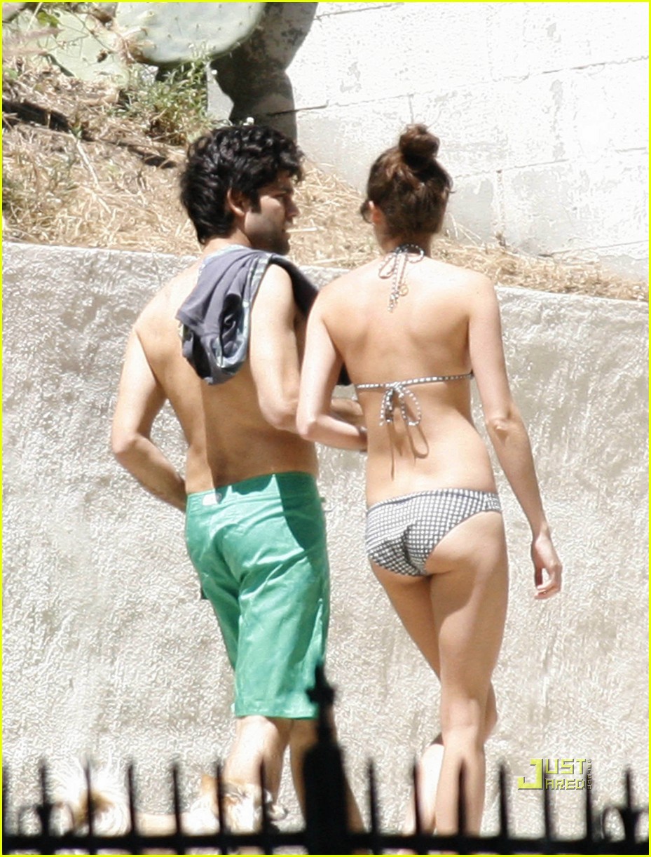 Ariana Grande transforms Drake's \, image size:929x1222