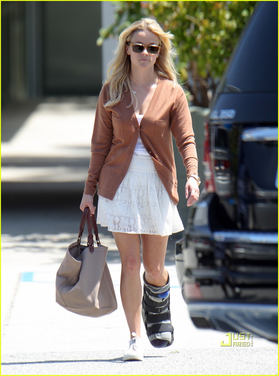 reese witherspoon office building air cast 052547444