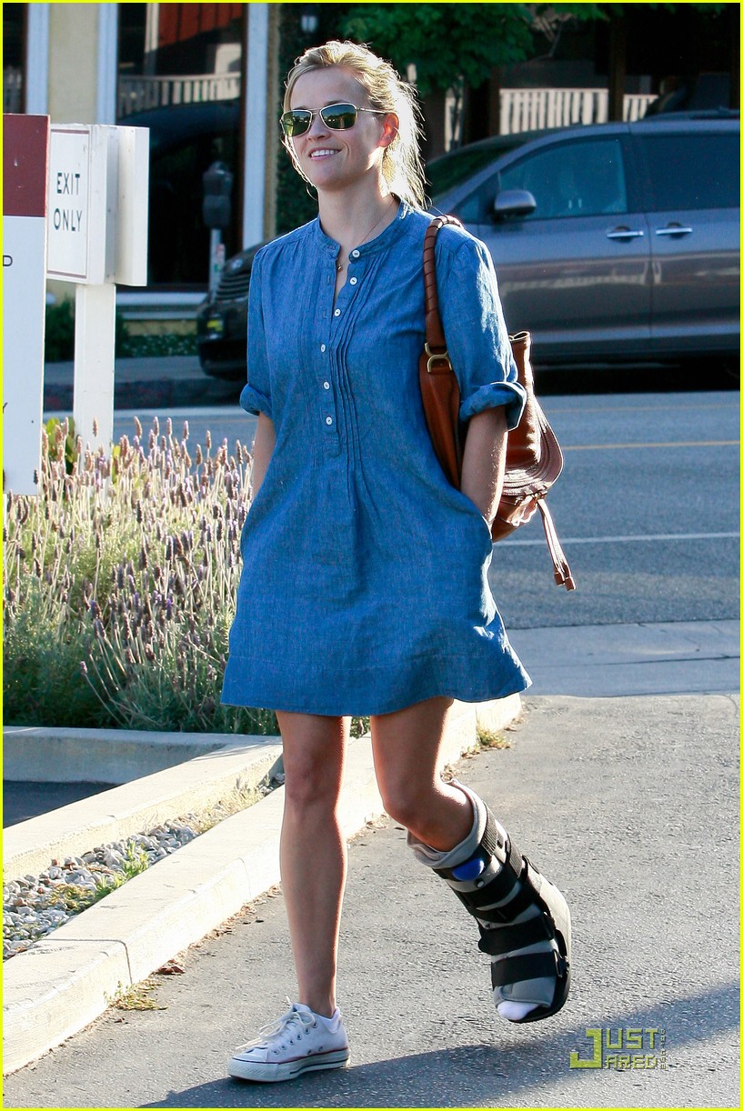 reese witherspoon medical boot 02