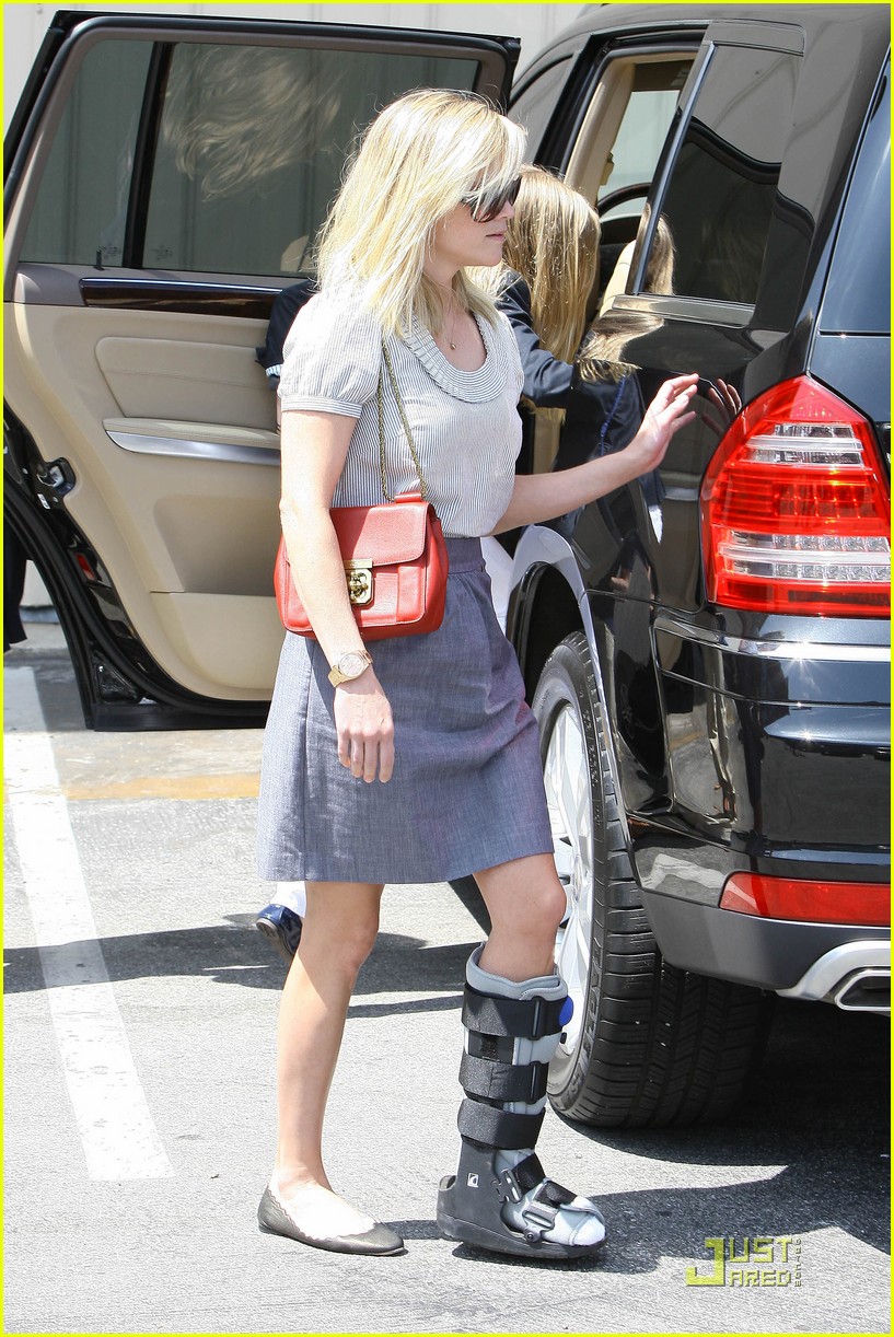 reese witherspoon wears cast on mothers day 022542064