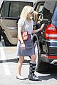reese witherspoon wears cast on mothers day 02