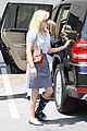 reese witherspoon wears cast on mothers day 05