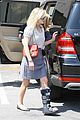 reese witherspoon wears cast on mothers day 14