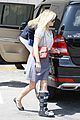 reese witherspoon wears cast on mothers day 15