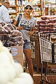 halle berry whole food shoppers 01