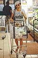 halle berry whole food shoppers 03