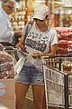 halle berry whole food shoppers 05