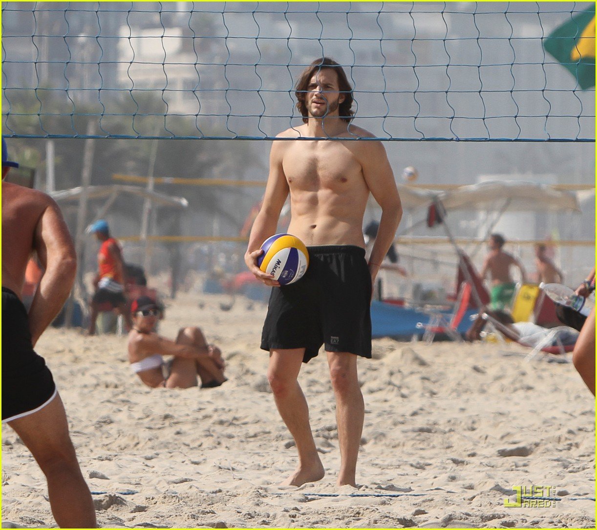 Ashton Kutcher Physique - Beach Volleyball