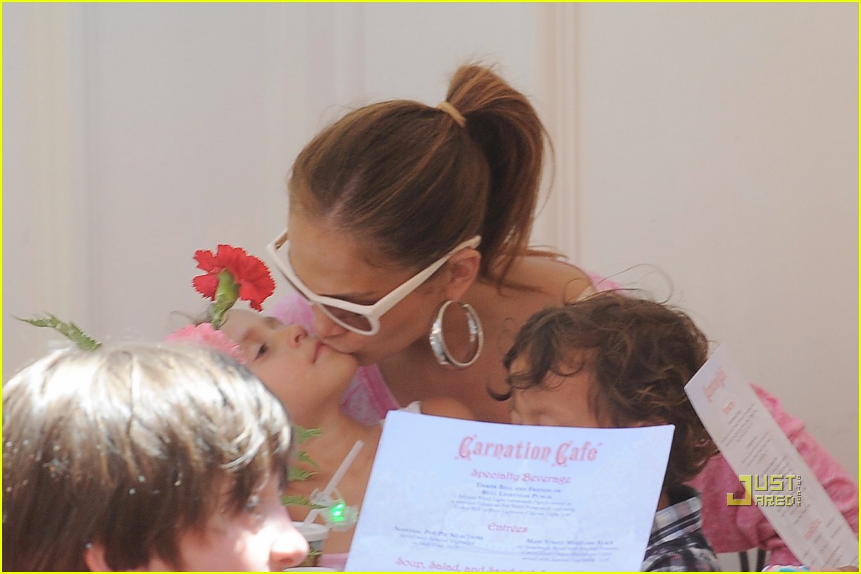 Jennifer Lopez Disneyland with the Twins! Photo 2555556 Emme Muniz(02)