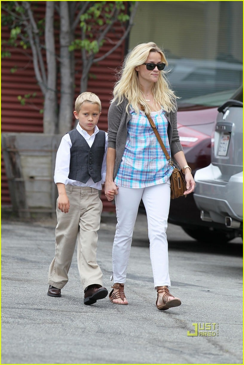 Reese Witherspoon Father's Day Church Service Photo 2553654