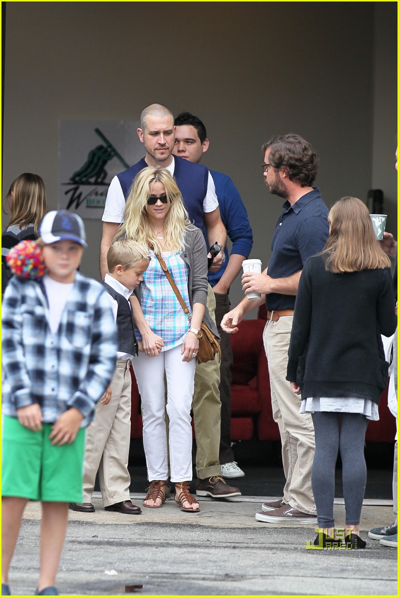 Reese Witherspoon Father's Day Church Service Photo 2553656