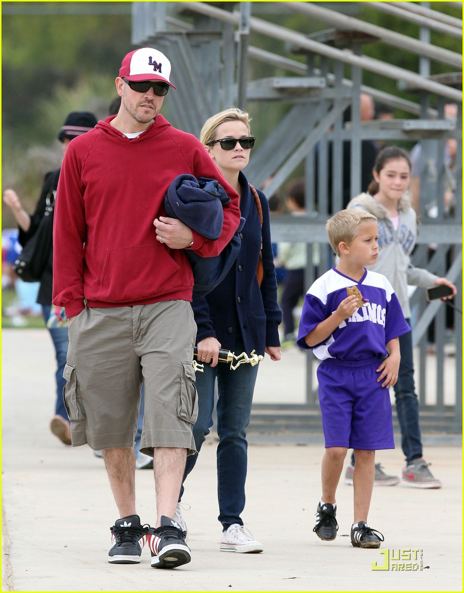 reese witherspoon deacons soccer game with ryan phillippe 09